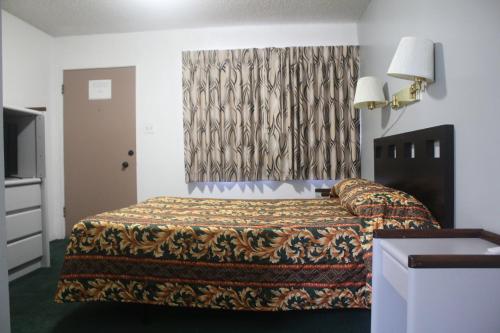 um quarto de hotel com uma cama e uma janela em Thunderchief Inn em South Lake Tahoe