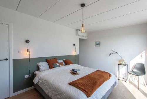 - une chambre avec un grand lit dans l'établissement Villa veld en velo, à Brée