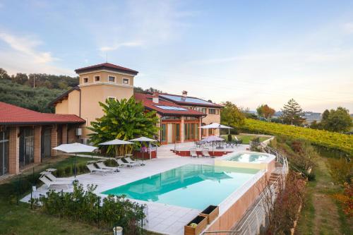 an image of a house with a swimming pool at Agriturismo Ai Dossi in Verona
