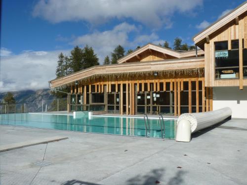 Piscina de la sau aproape de Le Perce-Neige Centre Station