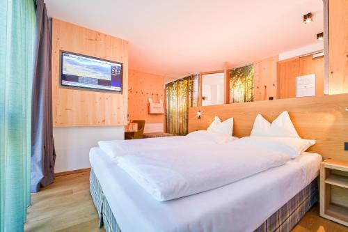 Ein Bett oder Betten in einem Zimmer der Unterkunft Mountain Design Hotel EdenSelva