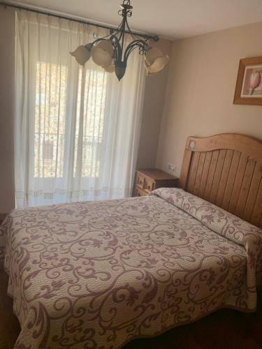 1 dormitorio con cama y ventana grande en Casa Rural Los Tasajos en La Horcajada