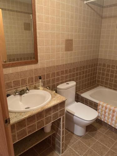 uma casa de banho com um lavatório, um WC e uma banheira em Casa Rural Los Tasajos em La Horcajada