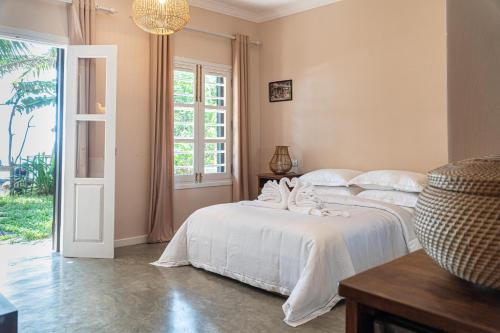 Una cama o camas en una habitación de THE SLOW vegan hotel