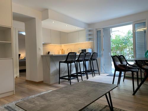 LIVAS Athens Voula garden bungalow