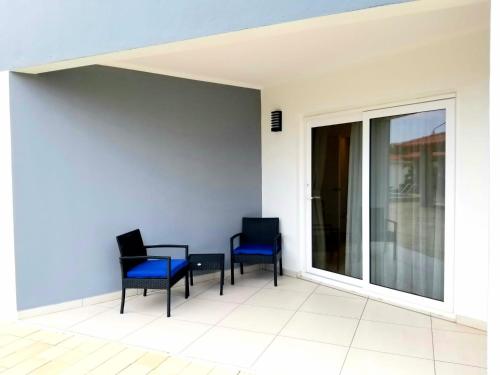 Ruang duduk di Arena Condos Aruba - few steps from Eagle Beach!