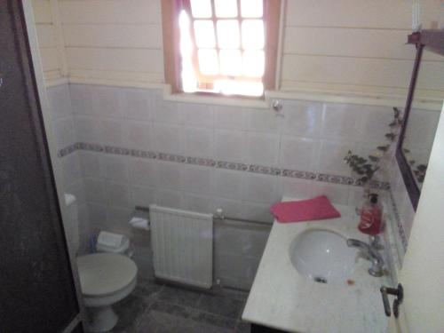 y baño con lavabo y aseo. en Chalé Martinho, en Gramado