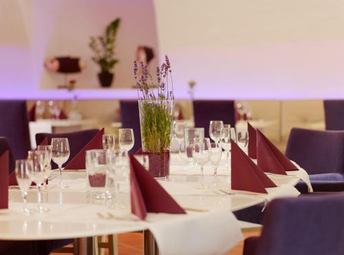 - une table avec des serviettes rouges et des verres à vin dans l'établissement Hotel Lekker, à Neumagen-Dhron