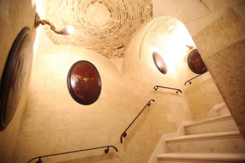 a staircase in a bathroom with a round window at B&B del Duomo in Altamura