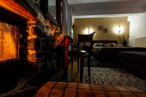 Una cama o camas en una habitación de La Moara Boutique Hotel