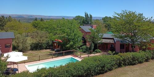 una vista aérea de una casa con piscina en Cabañas La Ruka en Los Reartes
