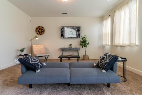 un soggiorno con divano blu e tavolo di Dream Family Home in South Reno 4 bed 30 Min to Lake Tahoe a Steamboat