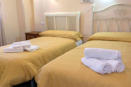 Cama o camas de una habitación en LA COCHERA