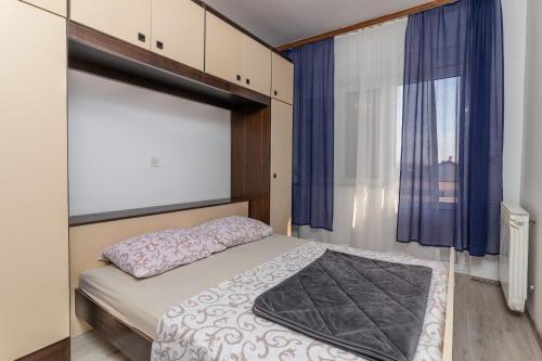 Ένα ή περισσότερα κρεβάτια σε δωμάτιο στο Apartments Rezikica - green oasis;