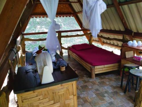 - une vue sur le plafond d'une chambre dans une cabine dans l'établissement Treehouse Holidays-Open house, à Ko Yao Noi