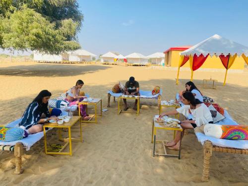 - un groupe de personnes assises sur la plage dans l'établissement Helsinki Desert Camp, à Jaisalmer