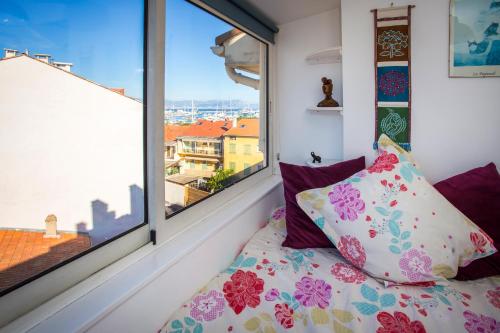 Habitación pequeña con cama y ventana en Penthouse Antibes apartment, en Antibes