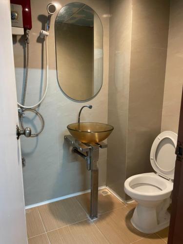 a bathroom with a sink and a toilet at Gedkanok Apartment in Bangkok