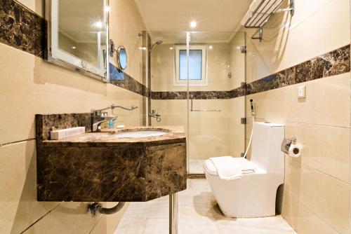 bagno con lavandino e servizi igienici di Ozone hotel a Gedda