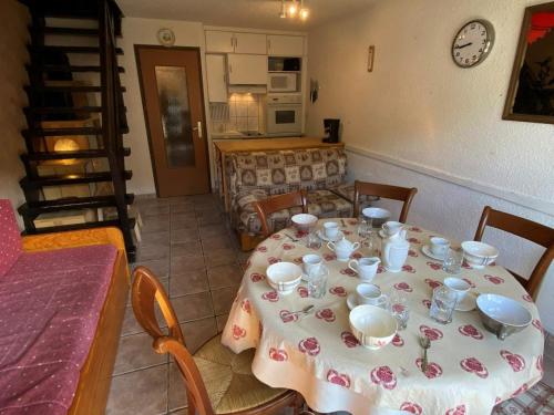 Appartement Les Deux Alpes, 2 pièces, 6 personnes - FR-1-516-3 레스토랑 또는 맛집