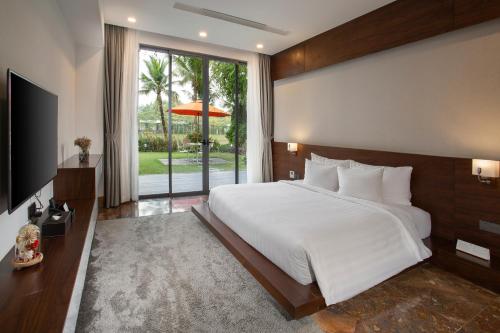 Кровать или кровати в номере FLAMINGO DAI LAI RESORT - luxury