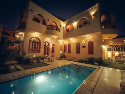 Tunis Palace - Fayoum في الفيوم: بيت فيه مسبح بالليل