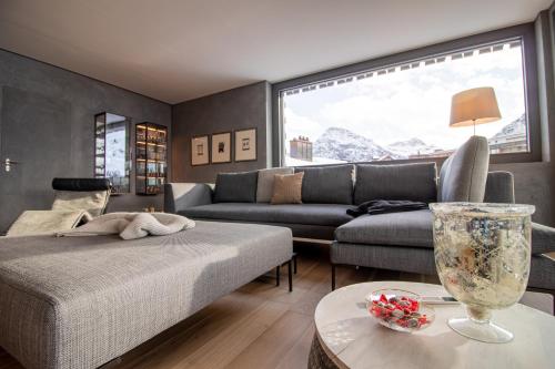 ein Wohnzimmer mit einem Sofa und einem großen Fenster in der Unterkunft Litzi Heidi in Arosa