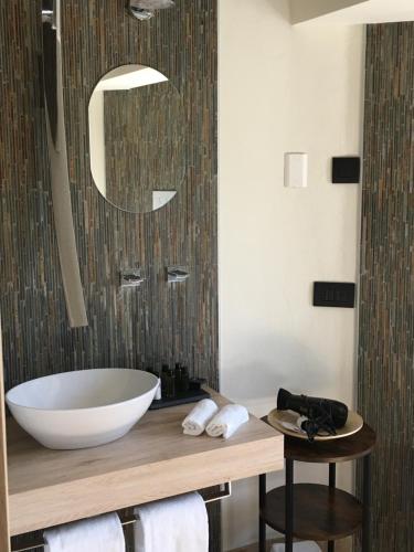 un baño con lavabo y un bol en una encimera en Villa Vento dei Cieli en Teora