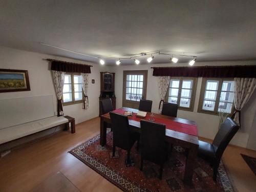 a dining room with a wooden table and chairs at Reginas Ferienhäuschen in Krieglach