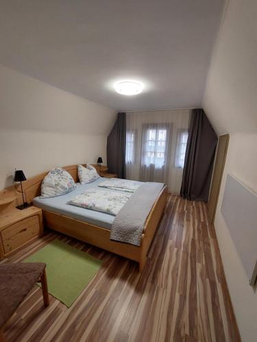 - une chambre avec un lit et un tapis vert dans l'établissement Reginas Ferienhäuschen, à Krieglach