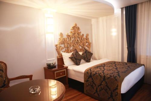 Una cama o camas en una habitación de Emirtimes Hotel&Spa - Tuzla