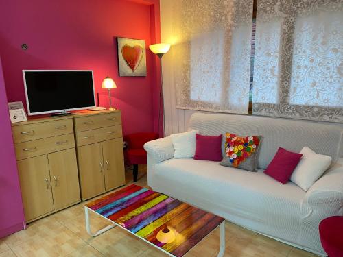 アルカニスにあるApartamentos Alcañiz, Anaのリビングルーム(白いソファ、テレビ付)
