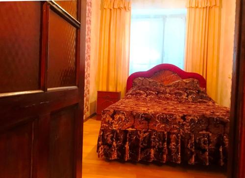 - une chambre avec un lit et une fenêtre dans l'établissement City Center Nikolaev, à Mykolaïv