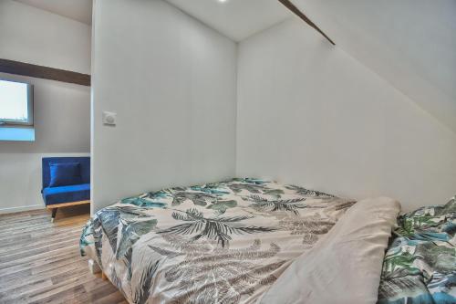 1 dormitorio con 1 cama y 1 sofá en Le COSY, en Épernon