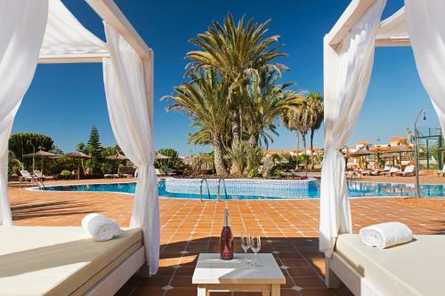Blick auf den Pool vom Schlafzimmer einer Villa in der Unterkunft Elba Palace Golf Boutique Hotel - Adults Only in Caleta de Fuste