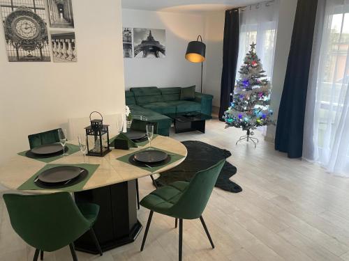 un salon avec une table et un sapin de Noël dans l'établissement Le Grand DOLLFUS, 90m2 de charme au coeur de ville, à Mulhouse