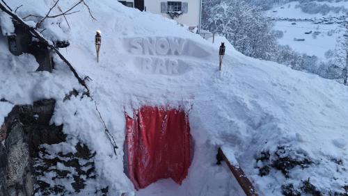 a snow covered hill with a sign that reads snow fair at Ferienhaus & Ferienwohnung Wiñay Wayna Gotschna Blick Klosters in Klosters Serneus