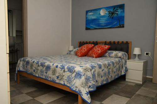サプリにあるLa Casa di Ermelindaのベッドルーム1室(赤い枕のベッド1台付)
