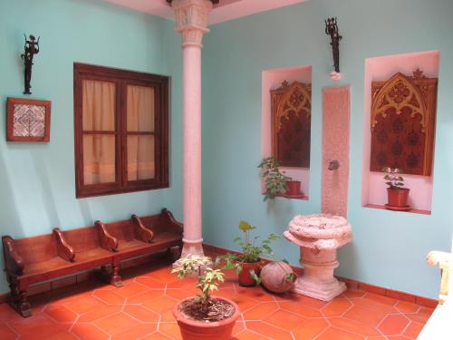 a living room with a couch and a column at Casa Rural Cuatro de Oros in Santa Cruz de la Zarza