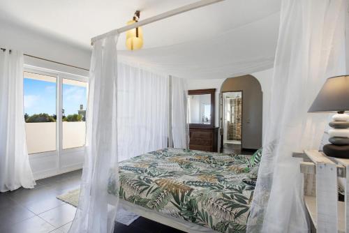 1 dormitorio con 1 cama con dosel en Villa Solarium, en Carvoeiro
