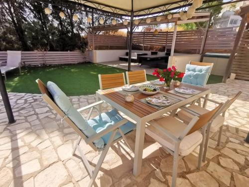 y un patio con mesa de comedor y sillas. en Unique Stonehouse Traditional Villa in Ayia Anna en Ayia Anna