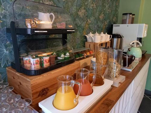 eine Theke mit vielen verschiedenen Speisen und Getränken in der Unterkunft Hôtel Restaurant Notre Dame in Collobrières