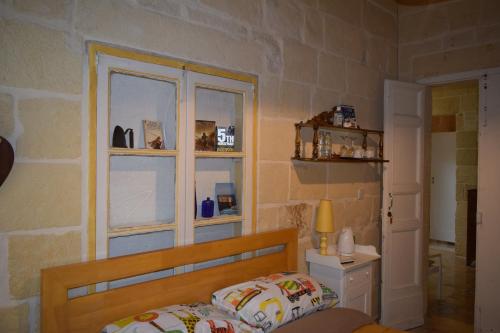 a bedroom with a bed and a window at Maria Townhouse Heart of Victoria B&B in Victoria