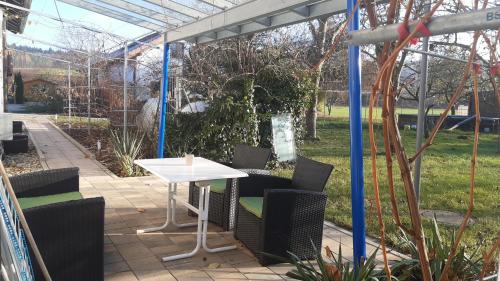 a patio with a table and chairs in a garden at Stumpf Verpachtung Gbr in Treuchtlingen