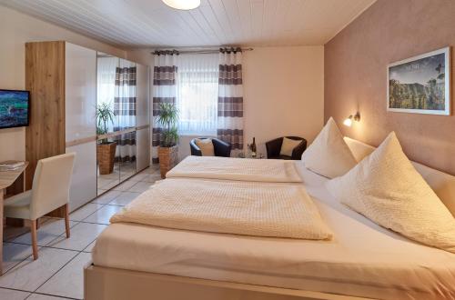 Postel nebo postele na pokoji v ubytování Gästehaus Alexanderhof
