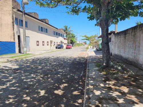 a tree on the side of a street at Temporada no Paraíso in Ilha Comprida
