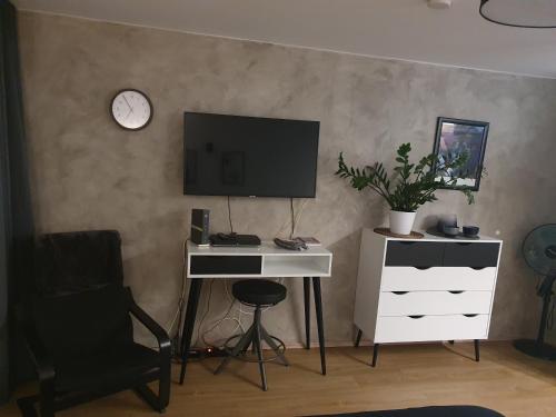a desk with a computer and a tv on a wall at Businessappartement Nr 2 in Worms