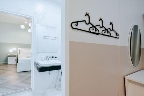 Postel nebo postele na pokoji v ubytování Nadda Pool Villa Ranong