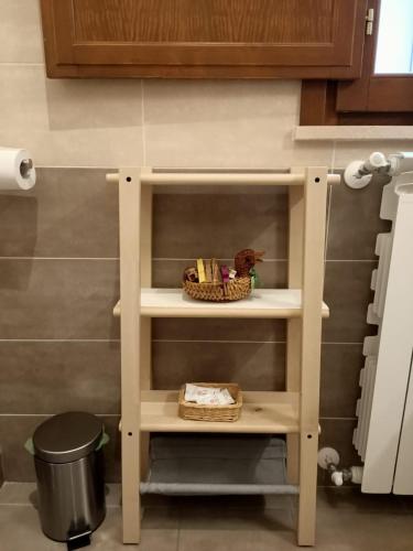a shelf in a kitchen with a basket on it at LE GINESTRE in Sulmona