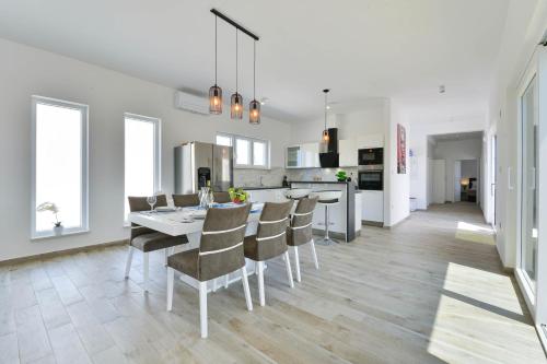 Modern&spacious four bedroom villa with swimming pool